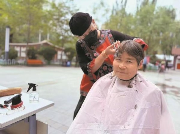 点点金 一片真心护夕阳